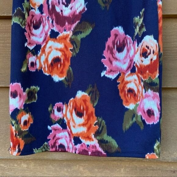 LulaRoe Floral Mini Skirt Pencil Form Fitting Blue with Roses Skirt Size XS - Picture 10 of 10